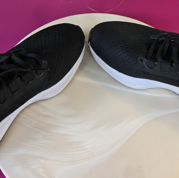 Nike Black Athletic Shoes with Cushioned Sole and Mesh Upper - Picture 7 of 10